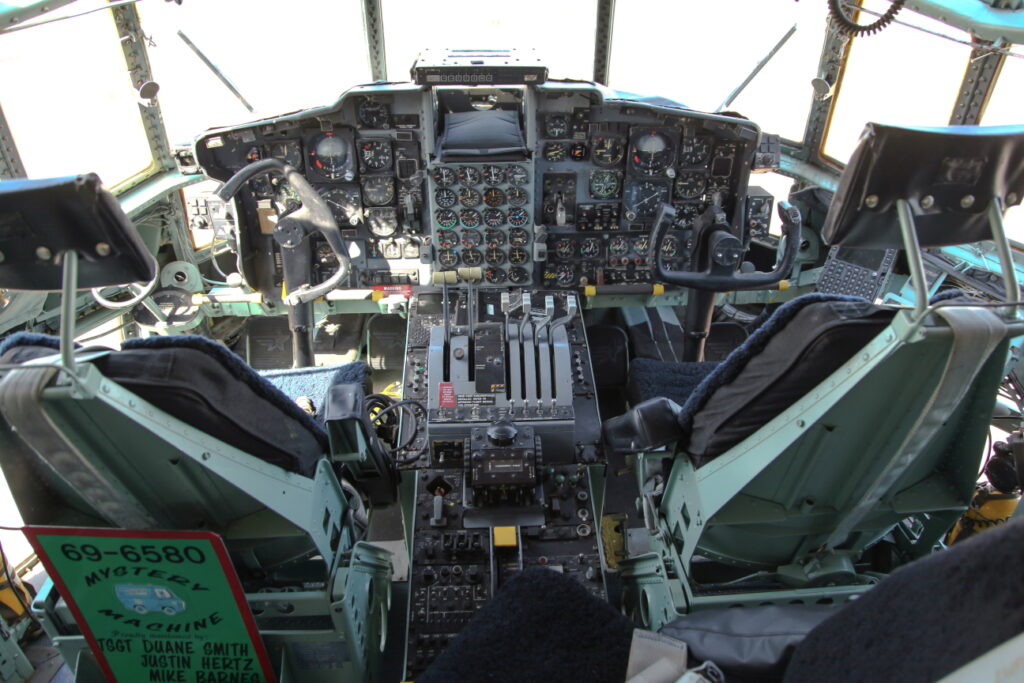 Lockheed Martin C-130E Hercules &quot; Cockpit &quot;