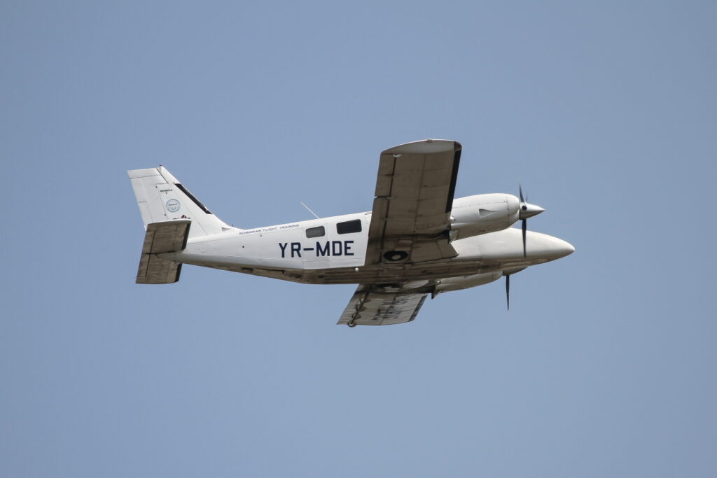 Piper PA-34-220T &quot; Seneca V &quot; Romanian Aviation Academy