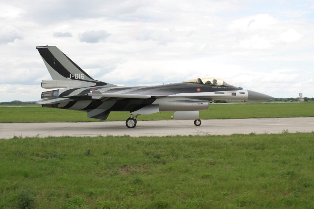 General Dynamics F-16AM Fighting Falcon &quot; Special Color&quot;