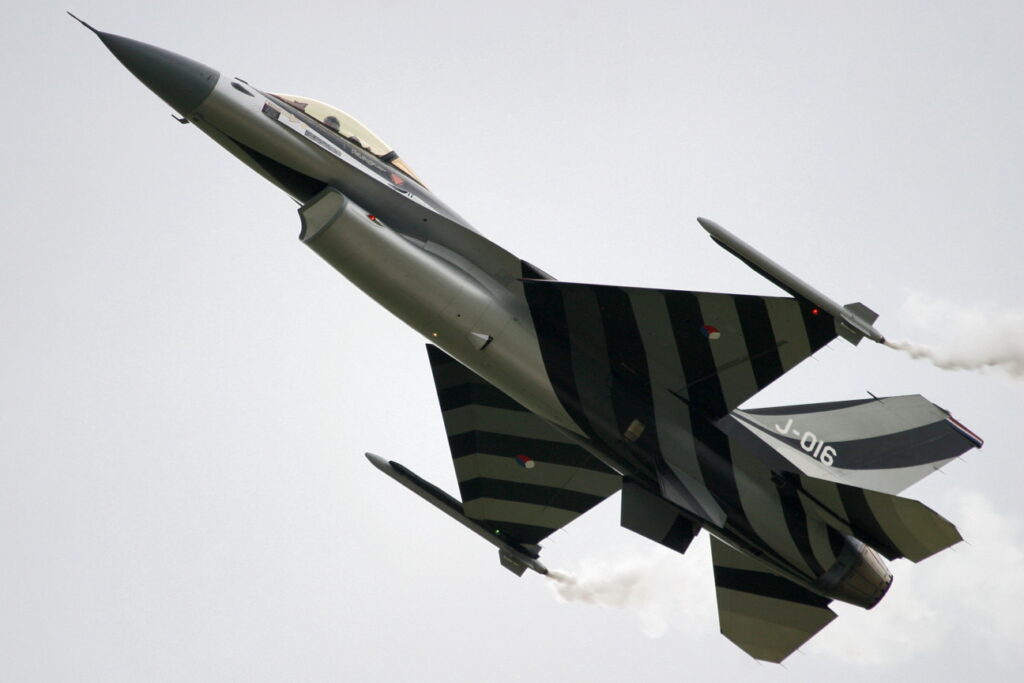 General Dynamics F-16AM Fighting Falcon &quot; Special Color&quot;