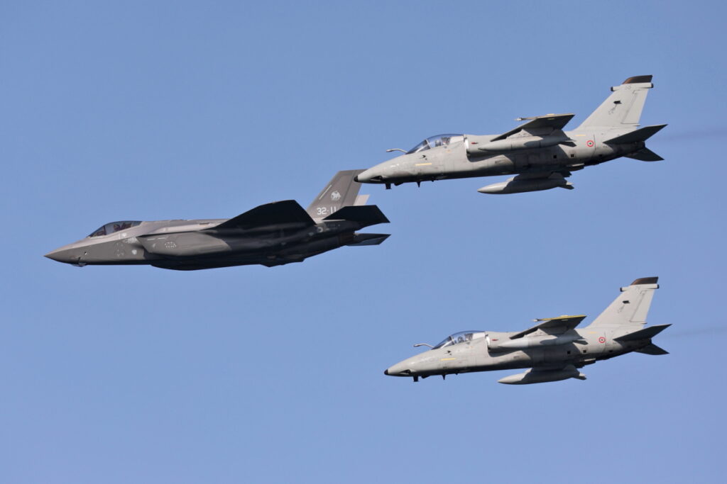 Passage Lockheed Martin F-35 Lightning II &amp;  AMX International AMX